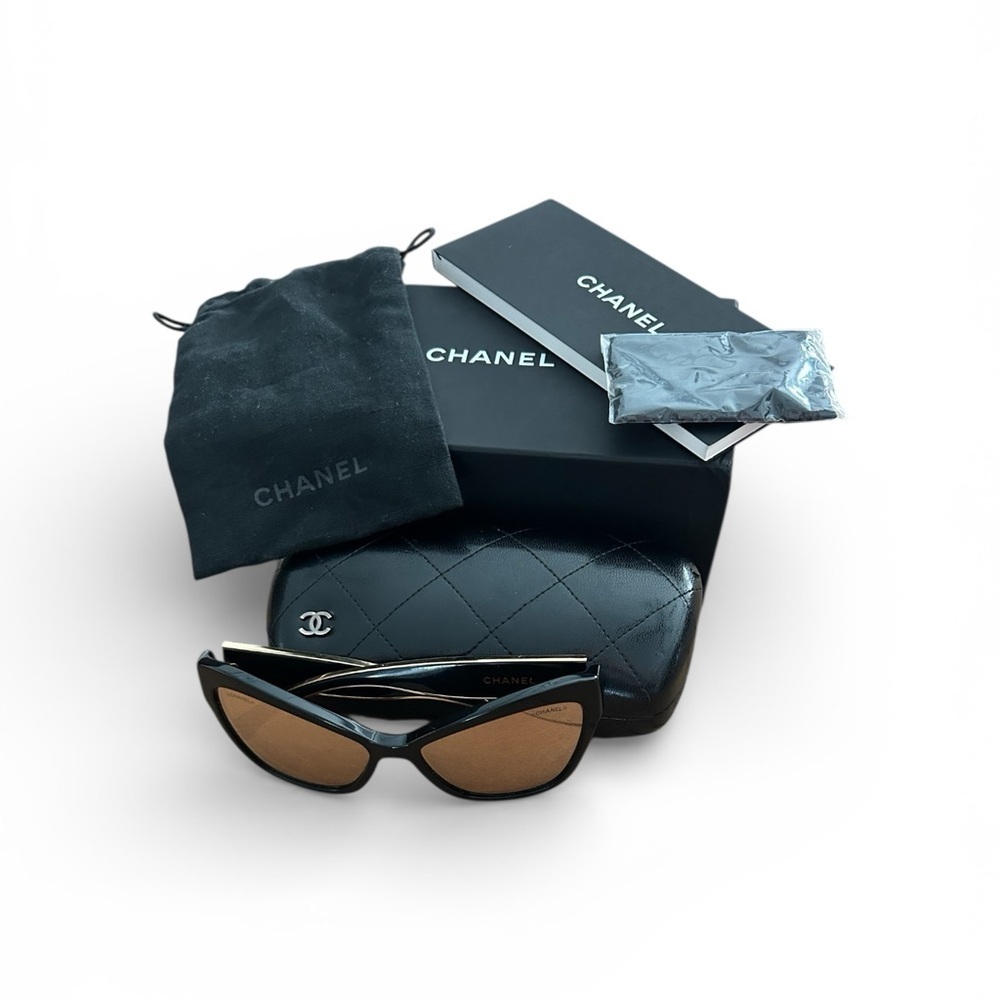 CHANEL Elegant Black and gold trim Sunglasses with accessories FLAWLESS - Picture 3 of 16